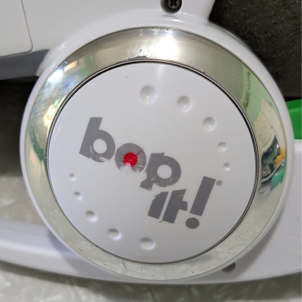 Hasbro Bop It! 2008 Handheld Electronic Game White Twist It Pull It Bop It Toy - Picture 4 of 4